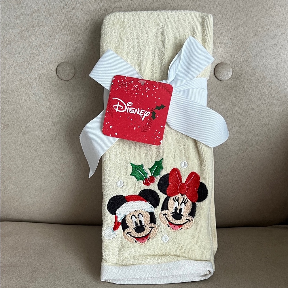 NWT 2-Pack Disney Embroidered Holiday Hand Towels with Mickey and Minnie
